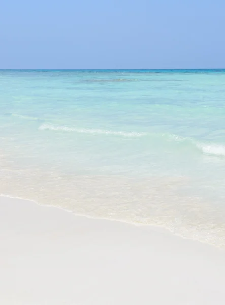 Spiaggia di sabbia bianca e acqua cristallina — Foto Stock
