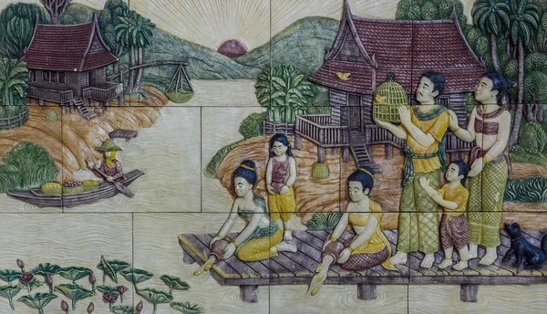 Тайская лепнина на стене храма — стоковое фото