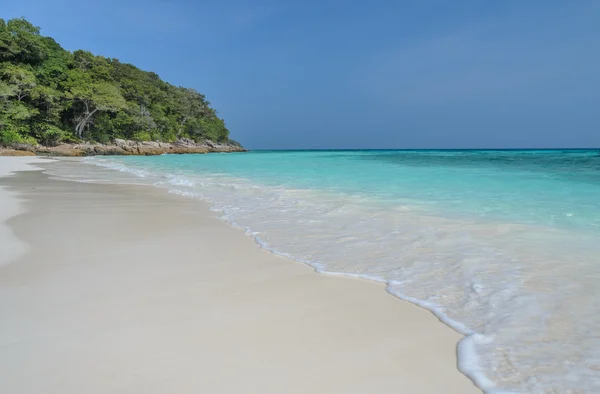 Idyllic white sand beach of Andaman Sea in Thailand — Stock Photo, Image