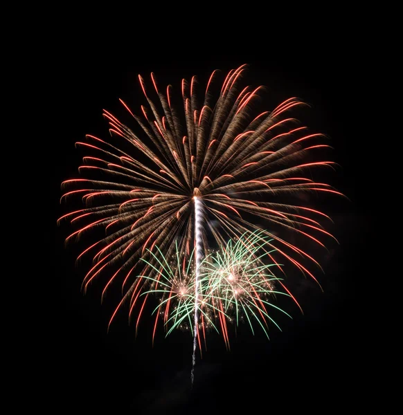 Feux d'artifice colorés dans le ciel noir — Photo