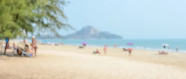 Абстрактный фон людей на пляже — стоковое фото