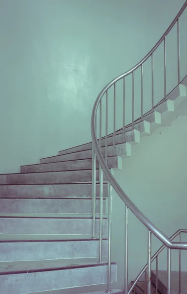 Спиральная лестница в винтажном стиле цвета — стоковое фото