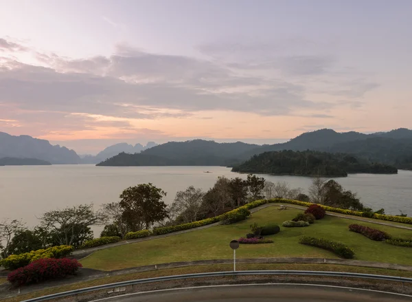 Barragem de Ratchaprapha na província de Surat Thani, Tailândia — Fotografia de Stock