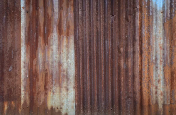 Parede de metal ondulado enferrujado — Fotografia de Stock