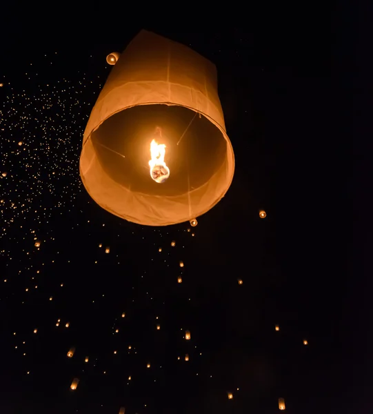 Sky lanterns festival o Yi Peng festival en Chiang Mai, Tailandés — Foto de Stock