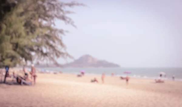 Абстрактный фон людей на пляже в винтажном эффекте — стоковое фото