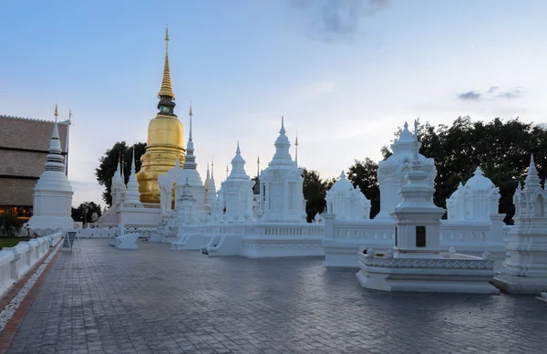 Buddhistischer Tempel von wat suan dok in der Dämmerung in chiang mai, Thailand — Stockfoto