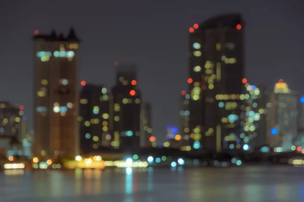 Panorama města v noci - bokeh rozmazané pozadí — Stock fotografie