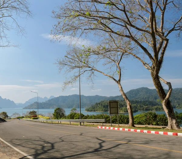 Barragem de Ratchaprapha na província de Surat Thani, Tailândia — Fotografia de Stock