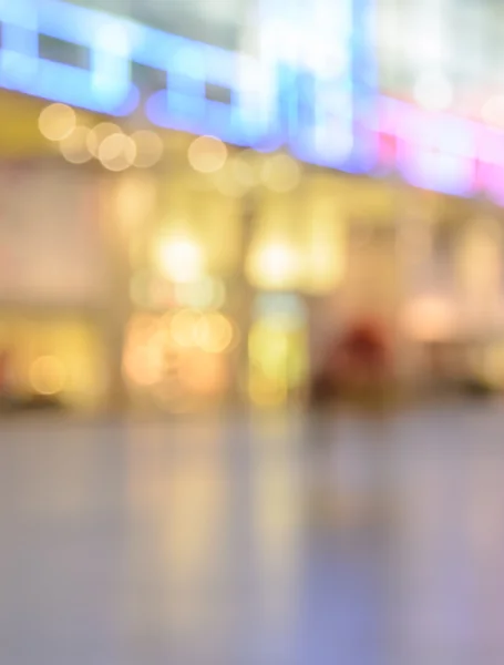 Verschwommenes Bild eines Einkaufszentrums mit leuchtenden Lichtern lizenzfreie Stockfotos