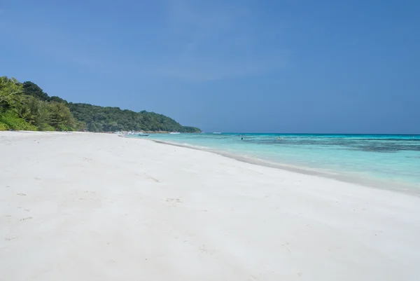 Tachai Island, tropikal kristal berraklığında su beyaz kum plaj — Stok fotoğraf