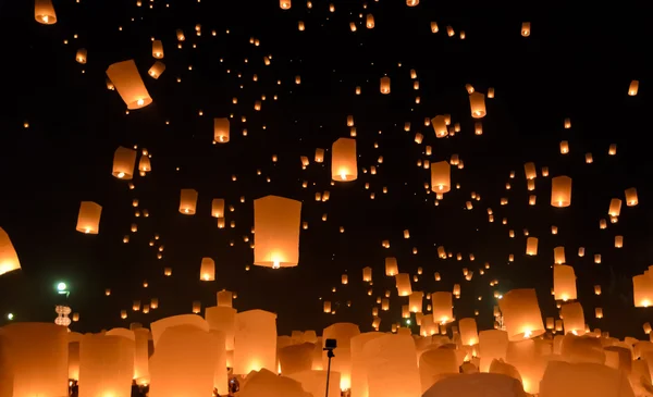 Sky lanterns festival o Yi Peng festival en Chiang Mai, Tailandés — Foto de Stock