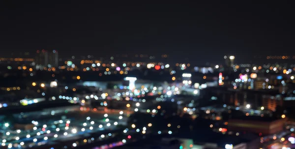 Lumières de ville floues bokeh illuminé la nuit — Photo