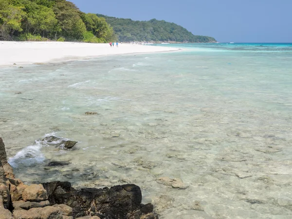 Agua cristalina tropical de la isla de Tachai, Tailandia — Foto de Stock