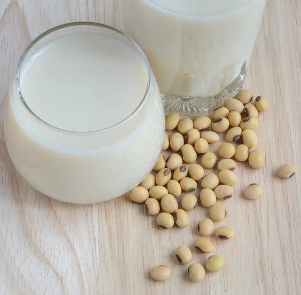 Frische Sojamilch (Sojamilch) im Glas und Sojabohnenkerne — Stockfoto