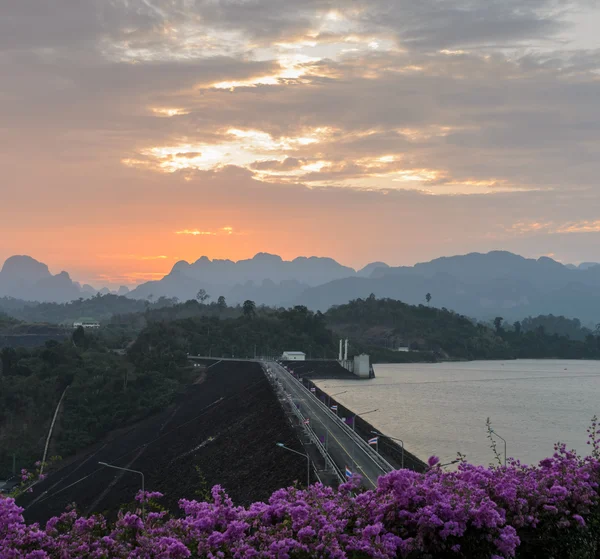 Barragem de Ratchaprapha na província de Surat Thani, Tailândia — Fotografia de Stock