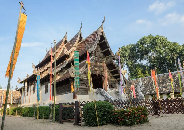 Vacker thailändsk Lanna trä tempel i Chiang Mai, Thailand — Stockfoto