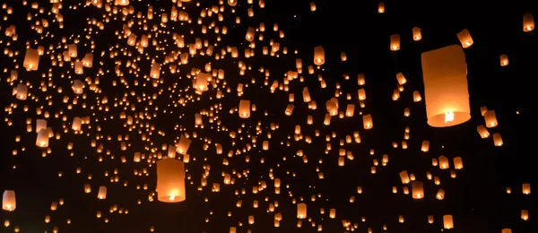 Sky lámpák fesztivál vagy Yi Peng Fesztivál, Chiang Mai, Thailan — Stock Fotó