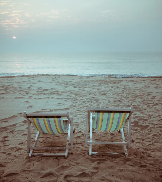 Sonnenaufgang am Strand mit Liegestühlen — Stockfoto
