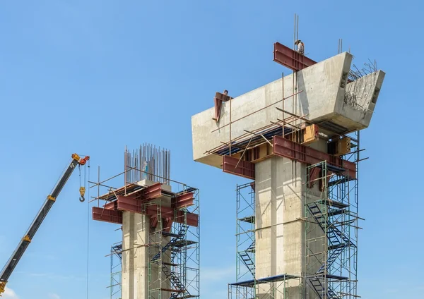 Bouw ondersteunen kolom van betonnen brug — Stockfoto