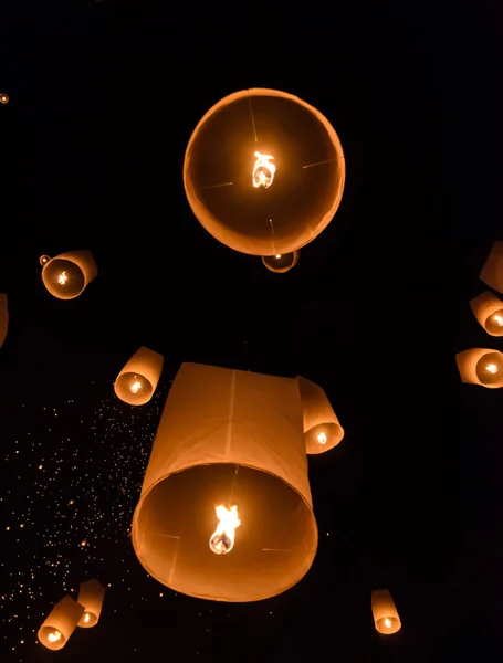 Sky lámpák fesztivál vagy Yi Peng Fesztivál, Chiang Mai, Thailan — Stock Fotó