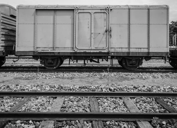 Train de marchandises et voie en bois — Photo