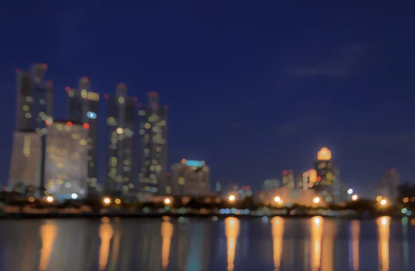 Skyline van de stad bij nacht - wazig bokeh achtergrond — Stockfoto