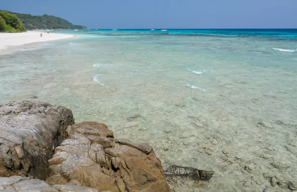 White sand beach av tropiska kristallklart vatten med Tachai islan — Stockfoto