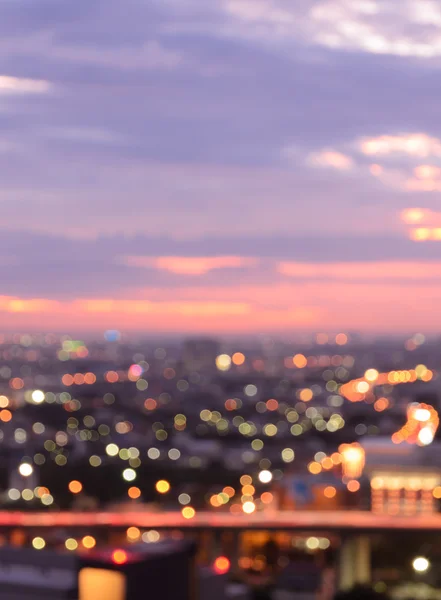 Flygfoto över stadens silhuett på twilight. Oskärpa stadsbilden ba — Stockfoto
