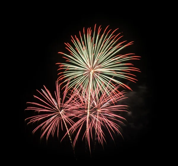 Farbenfrohes Feuerwerk am schwarzen Himmel — Stockfoto