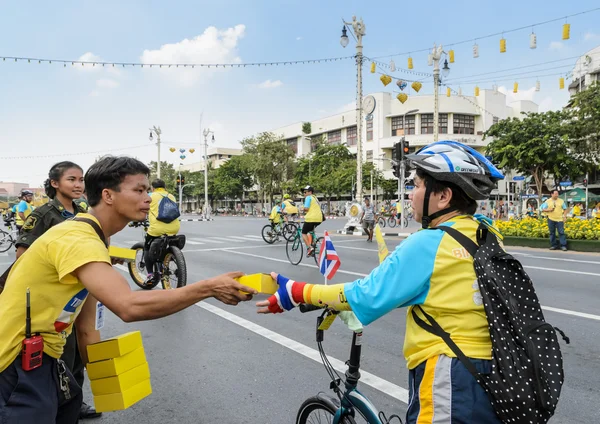 Unbekannte radeln bei "Fahrrad für Papa" -Veranstaltung — Stockfoto