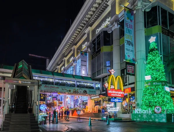 Iluminación nocturna de Navidad y Feliz Año Nuevo 2015 festival — Foto de Stock