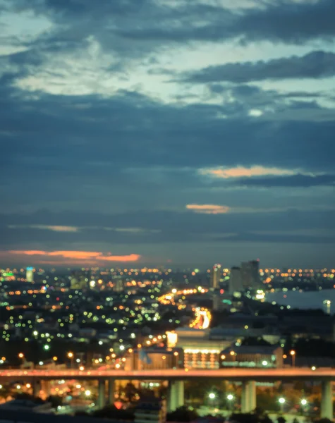 Vista aérea do horizonte da cidade no crepúsculo. Blur paisagem urbana backgrou — Fotografia de Stock