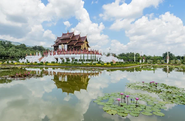 Hermosa vista de la arquitectura tailandesa Lanna con estanque de loto en Chi —  Fotos de Stock