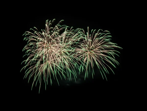 Feux d'artifice verts dans le ciel noir — Photo