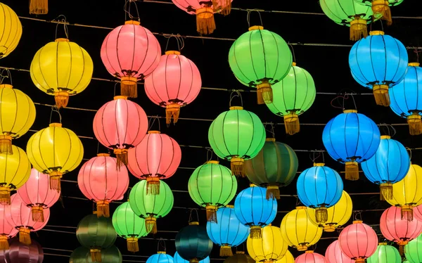 Lanterna chinesa colorida iluminada à noite — Fotografia de Stock