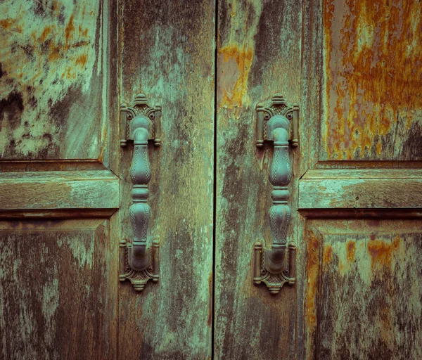 Porta de madeira velha com alças — Fotografia de Stock