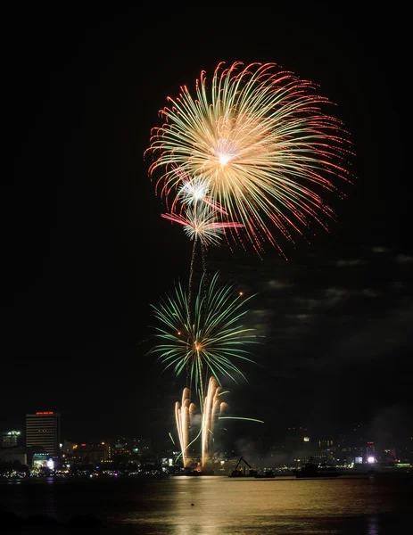 Fogos de artifício na praia de Pattaya, Tailândia — Fotografia de Stock