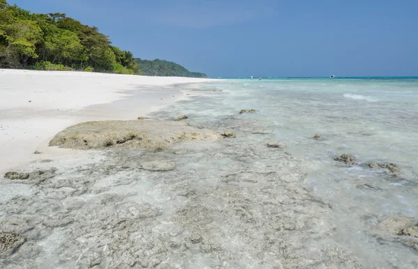 Çarpıcı görünümü beyaz kum plaj Tachai Island, Tayland — Stok fotoğraf