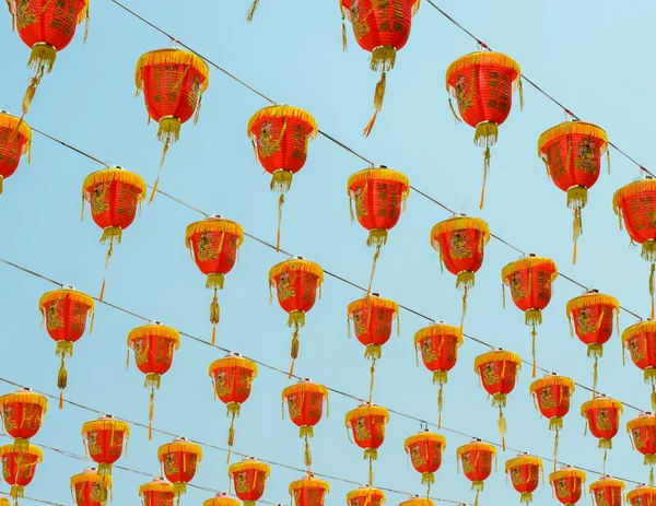 中国红灯笼挂在蓝蓝的天空上 — 图库照片