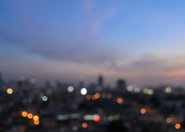 Luci di città offuscate bokeh illuminare al crepuscolo — Foto Stock