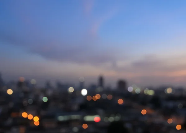 Las luces borrosas de la ciudad bokeh se iluminan al atardecer —  Fotos de Stock