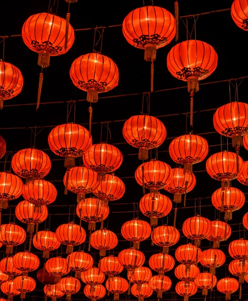 Lanterna vermelha chinesa iluminada à noite — Fotografia de Stock
