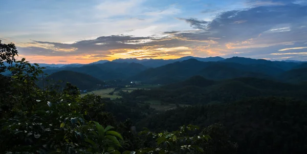 Paisaje montaña puesta de sol en Tailandia —  Fotos de Stock