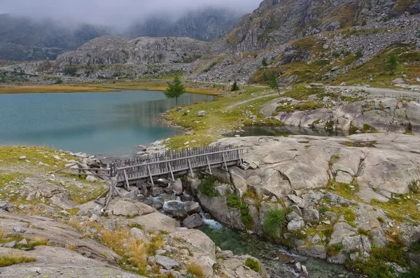 Lago Cornisello y cascada en Dolomitas — Foto de Stock
