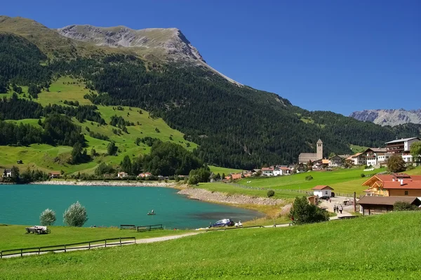 Jezeře Reschensee v Jižním Tyrolsku — Stock fotografie