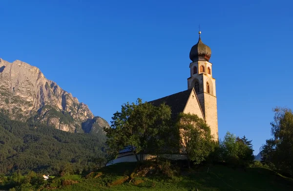 Templom Szent Konstantin és hegyi Schlern — Stock Fotó