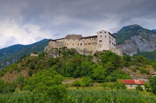意大利小镇与城堡在意大利北部的 Stenico — 图库照片