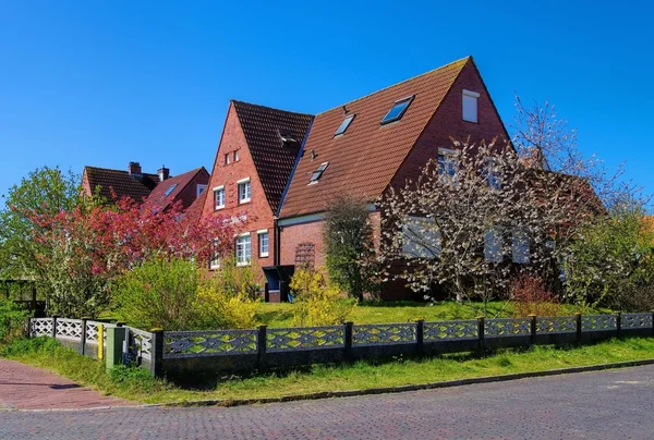 Casa y jardín típicos en el norte de Alemania — Foto de Stock