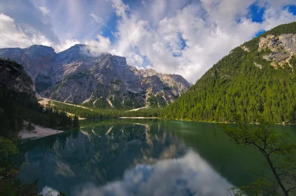 Lago Prags en los Alpes — Foto de Stock